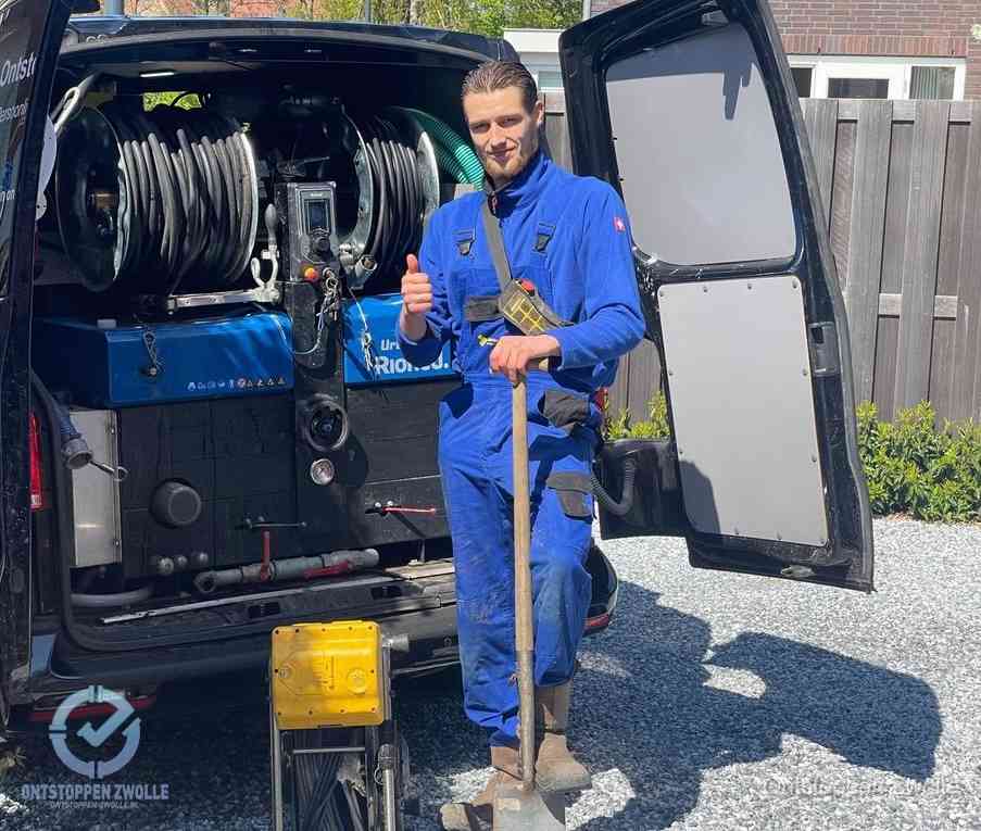 Een tevreden monteur met opgestoken duim na een geslaagde klus, slim ingrijpen bespaart kosten bij een verstopte wc in Zwolle