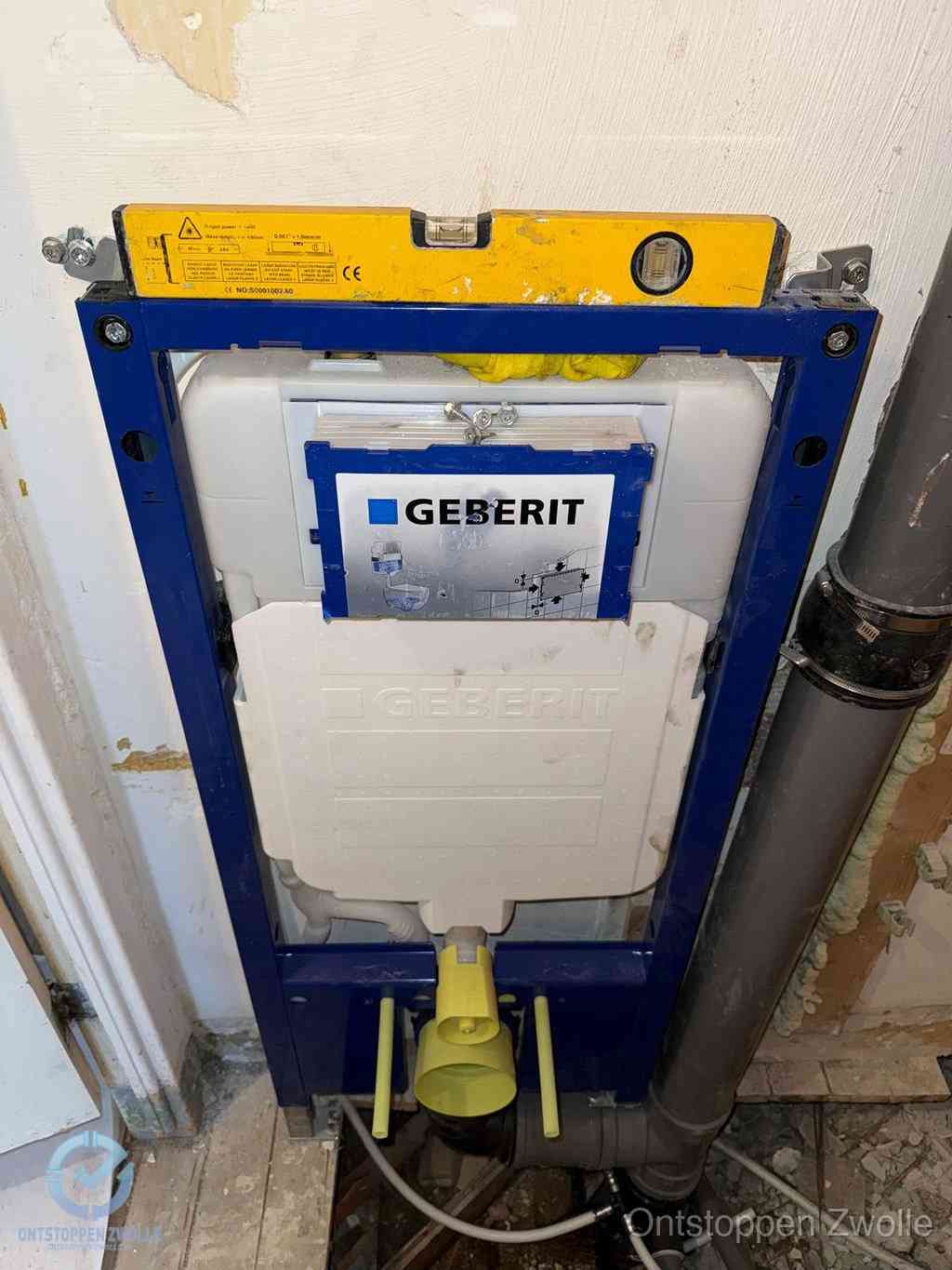 Een Geberit inbouwreservoir met frame voor een hangtoilet tegen de wand, met de afvoerbocht naar de vloer, kenmerkend voor een verstopt hangtoilet in Zwolle