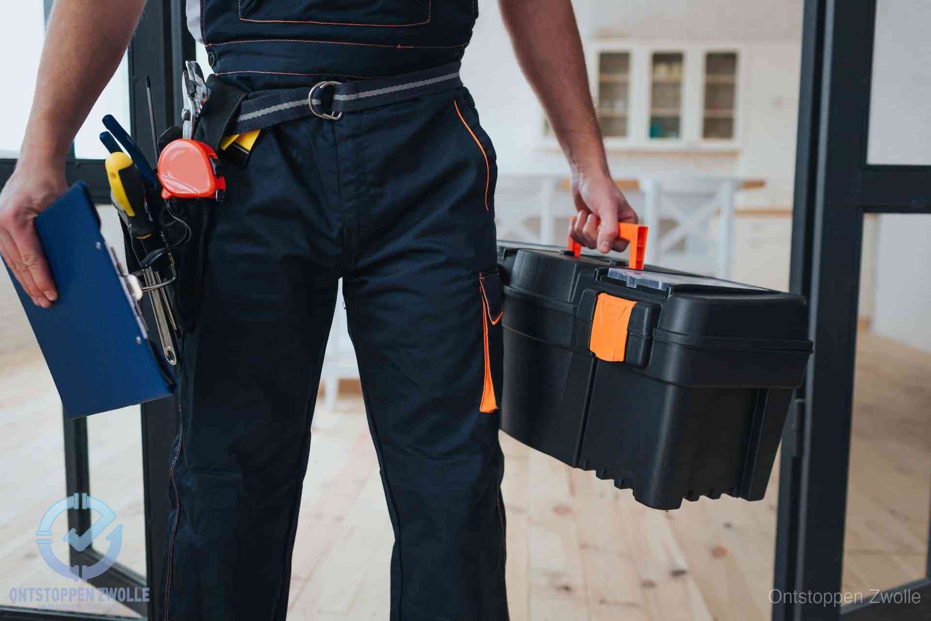 Een monteur met gereedschapsriem en klembord, klaar om een transparante prijs voor het wc ontstoppen in Zwolle te geven