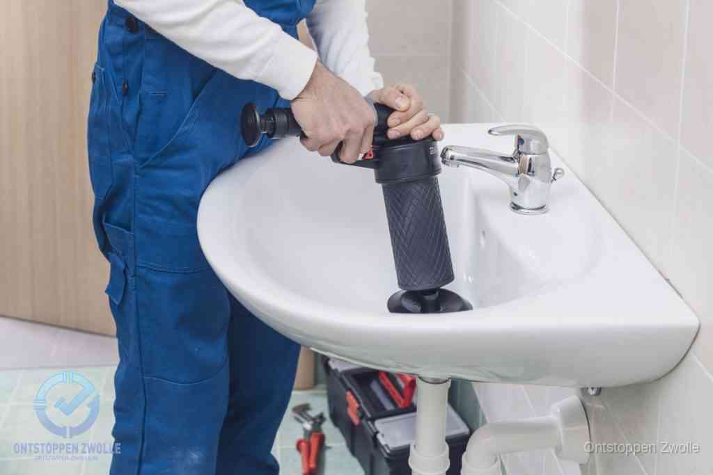 Een te ruwe doe-het-zelf poging met een handmatige perslucht-ontstopper op een sanitair-afvoer, een van de veelgemaakte fouten bij wc ontstoppen in Zwolle