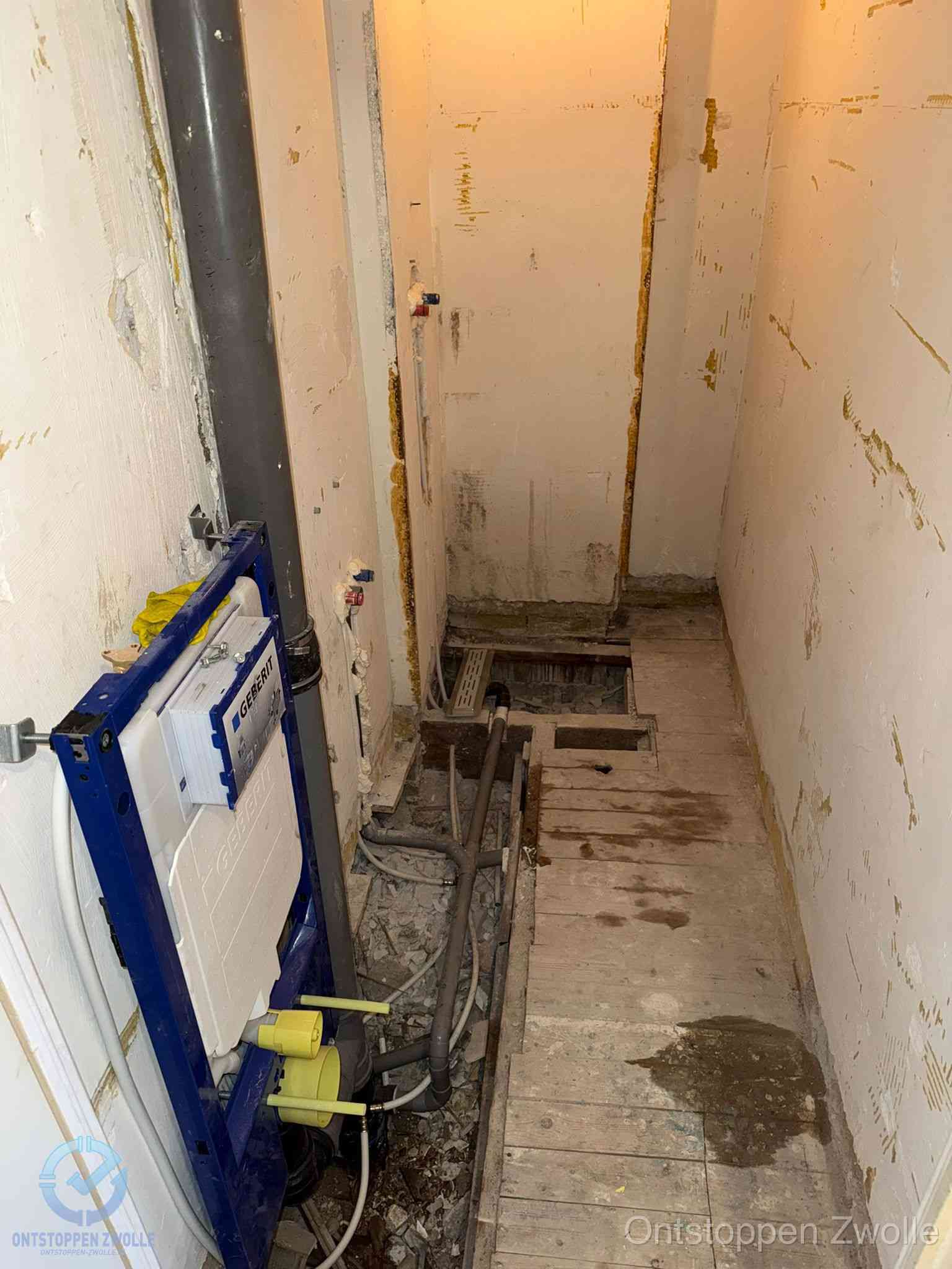 Een opgebroken toiletruimte tijdens renovatie met een Geberit inbouwreservoir en blootliggende oude afvoerleidingen, typisch voor oudere woningen in Zwolle